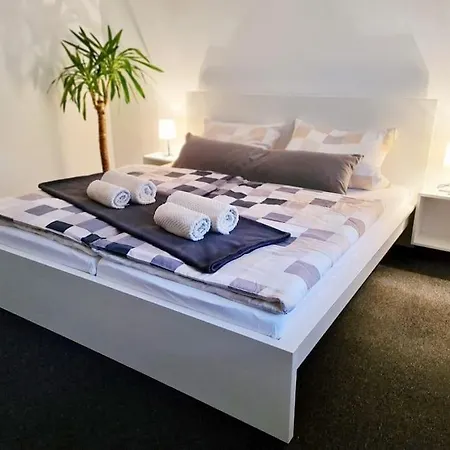 Renovierte Doppelhaushaelfte In Bester Lage Apartment