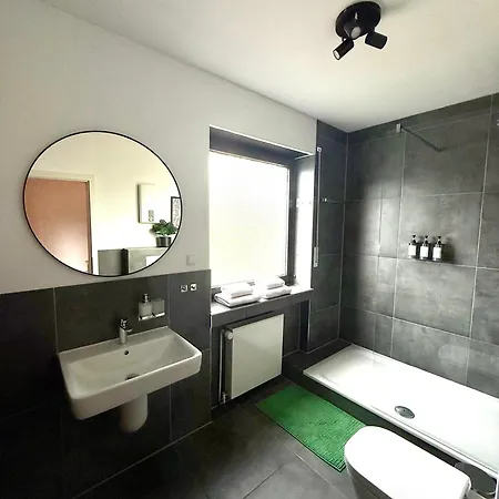 Renovierte Doppelhaushaelfte In Bester Lage * بوتروب