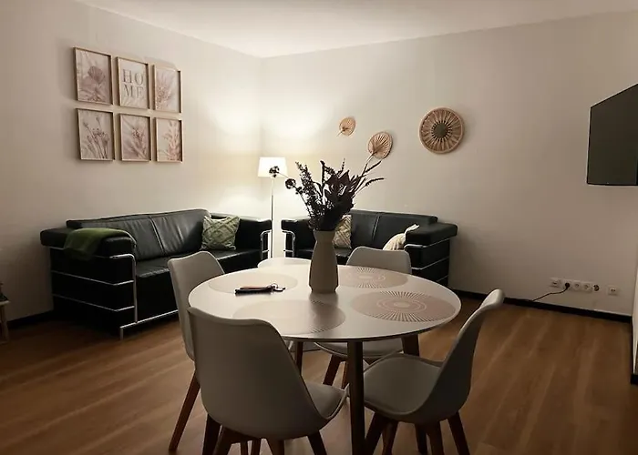 Renovierte Doppelhaushaelfte In Bester Lage