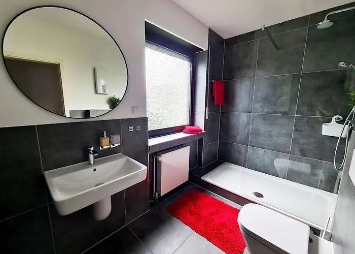 Renovierte Doppelhaushaelfte In Bester Lage